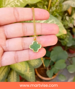 stainless-steel-clover-necklace-closeup.jpg – Close-up of green clover pendant showing glossy enamel finish.
