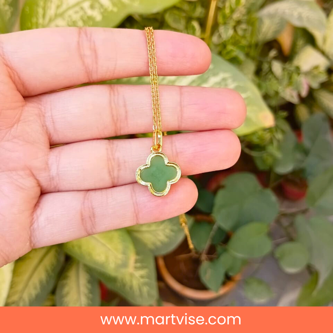 stainless-steel-clover-necklace-closeup.jpg – Close-up of green clover pendant showing glossy enamel finish.