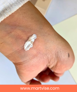 iconic-london-highlighter-0.5-on-skin.jpg – Swatch of Iconic London 0.5 showing natural golden glow.